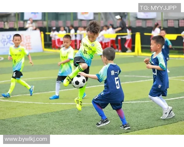 日本足球明星穿着西服的时尚风采与魅力展示