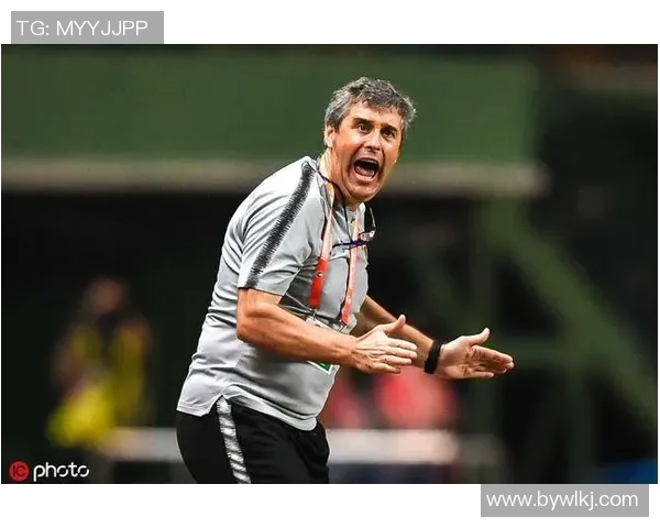 卡罗与足球明星的精彩瞬间：一组珍贵照片背后的故事与回忆